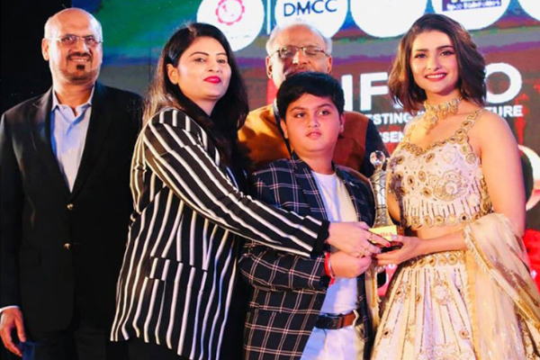 Film actress Prachi Desai presenting Globoil International Star Award-2019 to Archana Kute