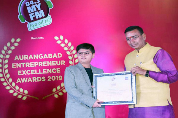 Aryen Kute receiving Youngest Entrepreneur Award in Aurangabad