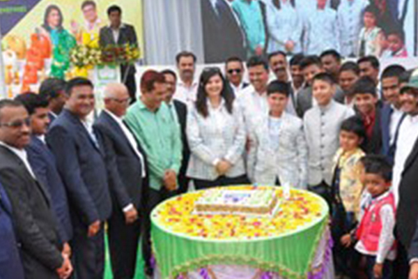 Suresh Kute, Archana Kute and Aryen Kute celebrating thrird anniversary of Tirumalla Oil