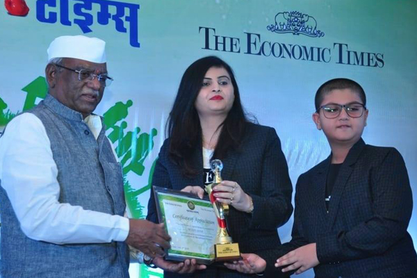 Archana Kute receving prestigious Citizen Of Marathwada Award from State Assembly Speaker Hon. Mr. Haribhau Bagade