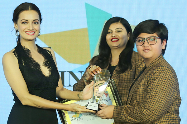 Bollywood actress presenting Global Business Visionery 2020 award to Archana Kute