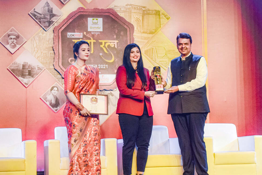 Devendra Fadanvis presenting Lokshahi Pune Ratna 2021 award to Archana Kute
