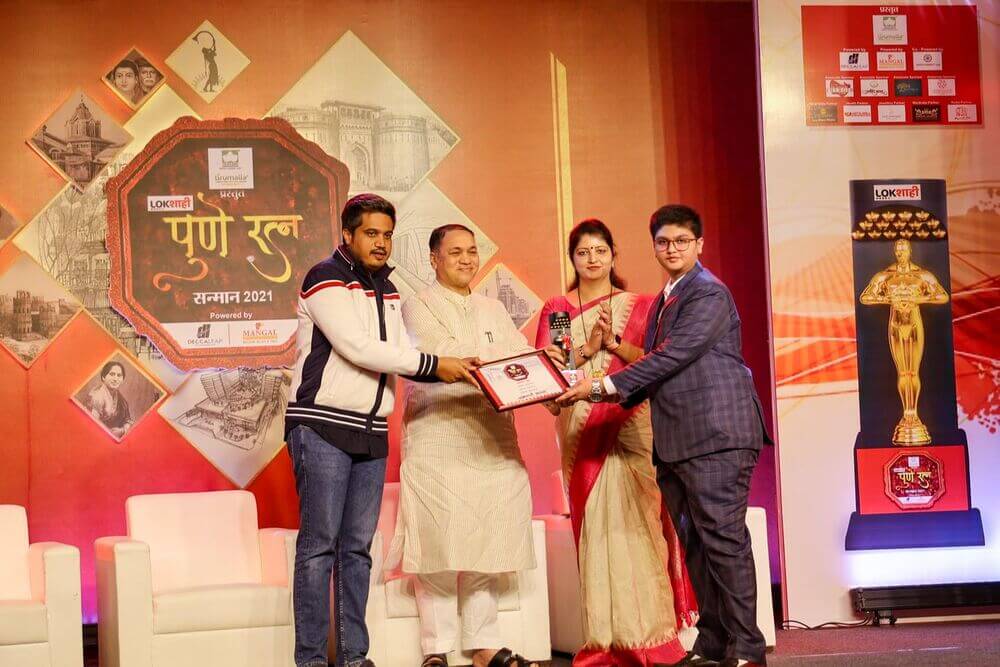 Aryen Kute receiving Pune Ratna 2021 award from dilip walse patil
